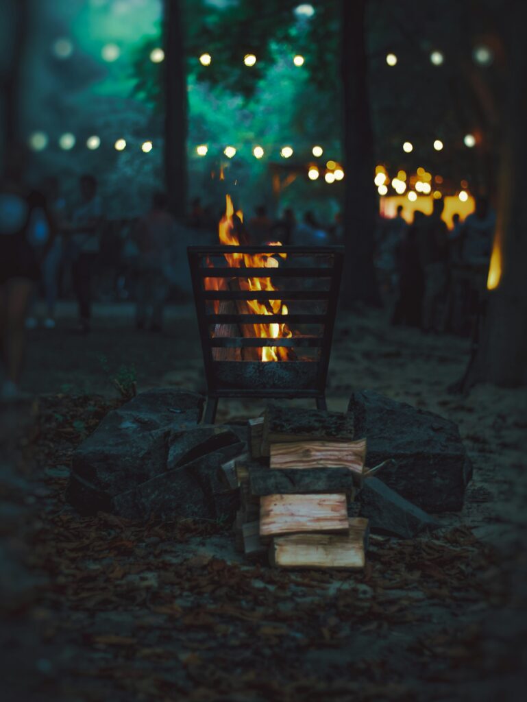 Vuurkorf in stadspark bij schemerlicht